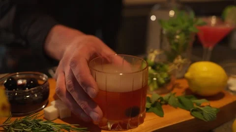 Close Up of Bartender Mixing a smokey whiskey bourbon cocktail mixology drink Vidéo 246702855