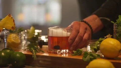 Close Up of Bartender Mixing a smokey whiskey bourbon cocktail mixology drink Vidéo 246702939
