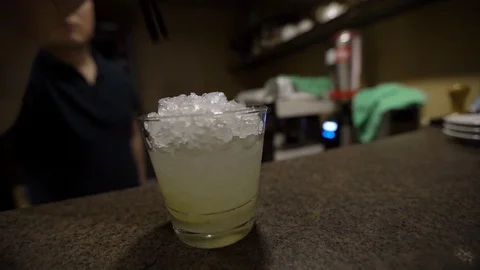 Close up bartender passes the finished cocktail to the waiter 스톡 동영상 104018003