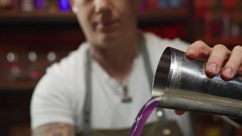 Close-up of a bartender pouring alcohol into a shaker. 库存影片 231475845