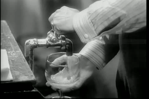 Close-up of bartender pouring draft beer Video stock 11356070