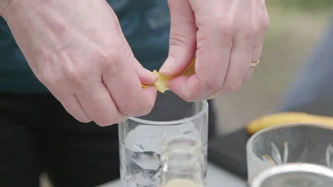 Close up bartenders hand 스톡 동영상 135012024