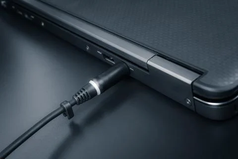 Close up of battery charge on laptop computer with power plug Foto stock
