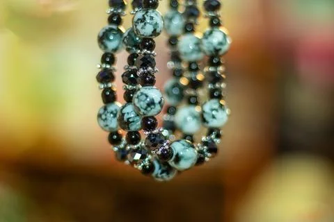 A close up beaded seashell and plustic jewelry, bracelet or necklace 库存照片