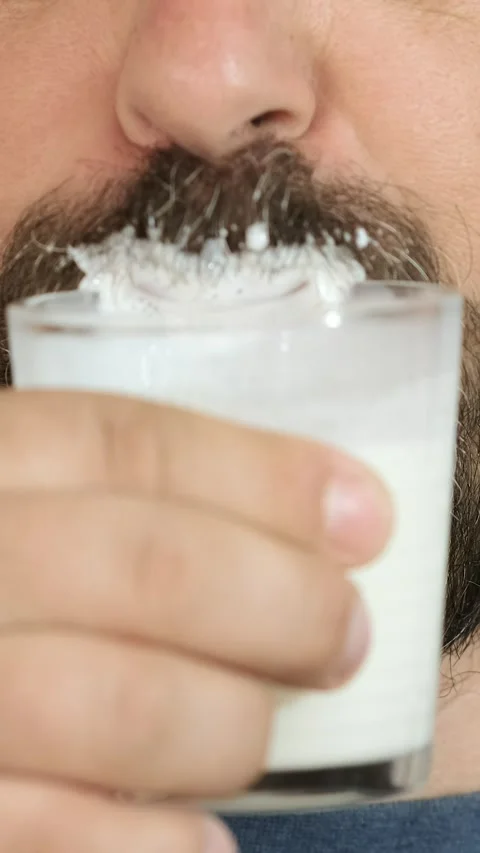Close-up, bearded man drinking kefir from a glass glass. Selective selectiv.. Stock-Footage 305849330