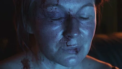 Close-up of a beaten woman's face Vídeos de archivo 138634050