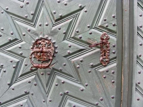 Close up a beatiful Old Door, knocker, door knob. Foto stock