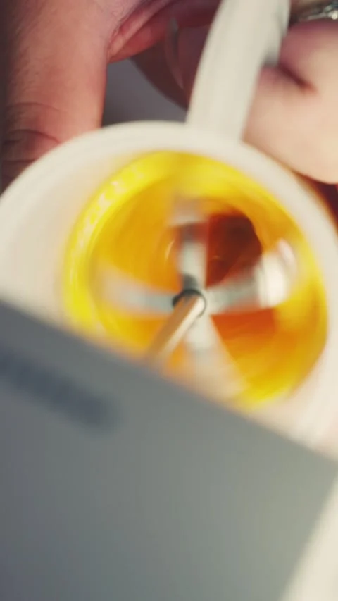 Close-Up of Beating Egg Yolks with Handheld Electric Frother Tool Vídeo Stock 346665919