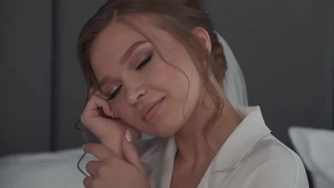Close-up of a beautiful bride's face Vidéo 171313761