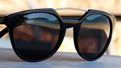 Close up of beautiful Reflection of a tropical beach in a stylish sunglasses Stock-Footage 122008281