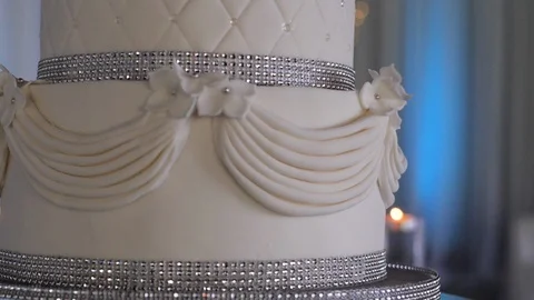Close up of beautiful white wedding cake	 Vídeos de archivo 122597153