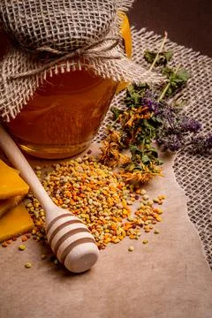 Close up bee pollen, bee wax, dried flowers and honey 스톡 사진