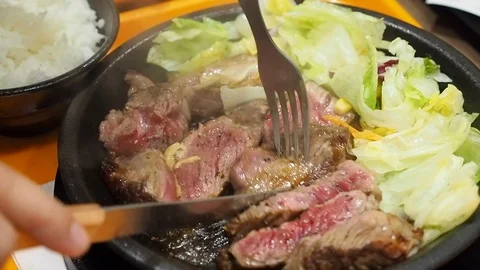 Close up of  beef steak and vegetable on hot pan. Japanese style beef steak Stock Footage 91412483