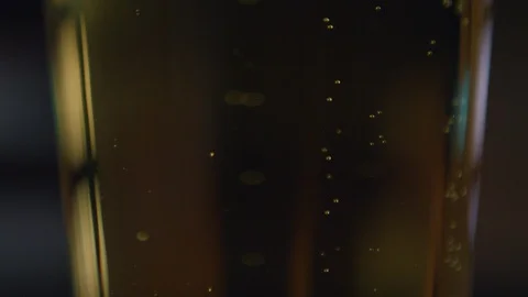 Close up of beer bubbles. Vidéo 85495930