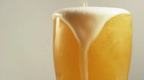 Close up of Beer Over-flowing a Large Glass Vídeo Stock 29632262