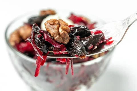 Close up, beetroot salad with walnuts and prunes on fork Foto stock