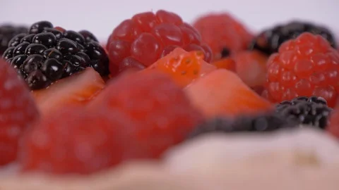Close Up of Berries on a Cake rotating. Cake, Berries Video stock 127935048