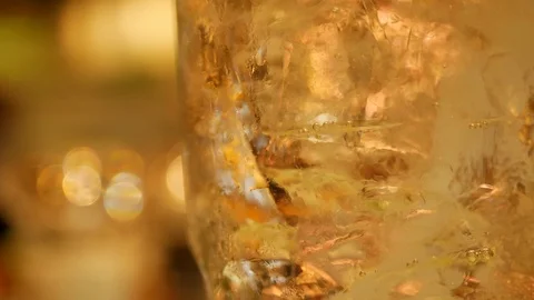 Close-up beverage refreshment, glass drink with ice and gas bubble floating Vidéo 93578725