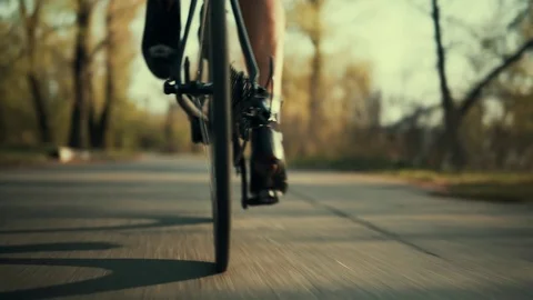 Close Up Bicycle Wheel In Motion.Tracking Close Up Bicycle Wheel Vídeo Stock 107122736