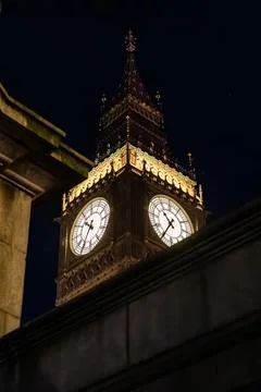 Close up Big Ben clock tower illuminated against a dark night sky. The icon.. 스톡 사진