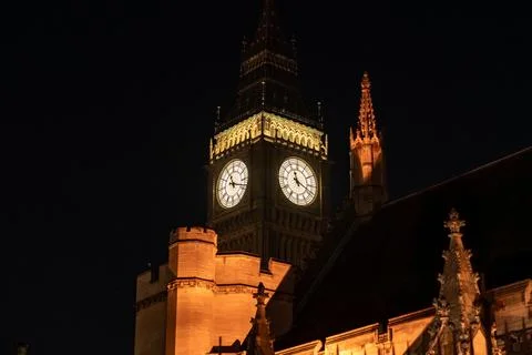 Close up Big Ben clock tower illuminated against a dark night sky. The icon.. Foto stock