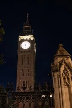 Close up Big Ben clock tower illuminated against a dark night sky. The icon.. Foto stock