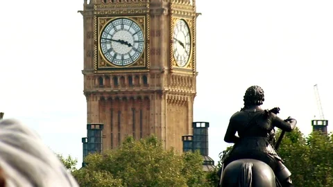 Close up of Big Ben, Parlament, with the statue of Charles I on horseback, 库存影片 104650624