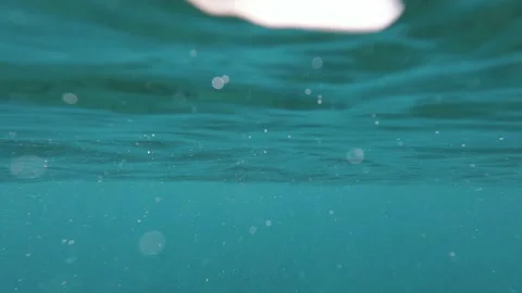 Close up of big wave passing and crashing in the sea or ocean of the beach. Para Vídeos de archivo 151322058