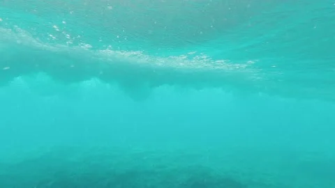 Close up of big wave passing and crashing in the sea or ocean of the beach. Para Stock-Footage 151333423