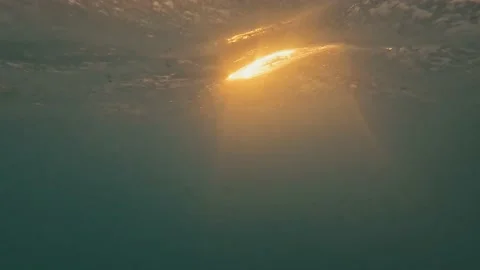 Close up of big wave passing and crashing in the sea or ocean of the beach. Para 库存影片 204799823