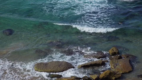 Close up big waves beat on the rocky shore Video stock 124971874