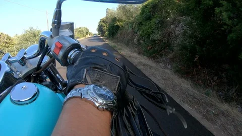 Close up of a biker's hand on the throttle Vídeos de archivo 118104332
