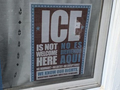 Close-up of bilingual window sign stating ICE is not welcome Foto stock