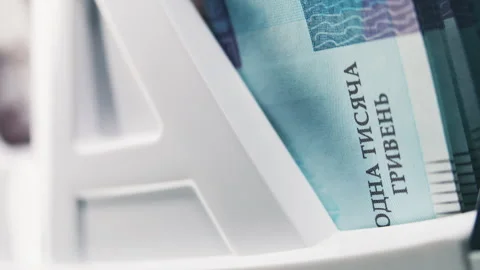 Close up of bill counter counting thousand of hryvna bank notes Video stock 280099315