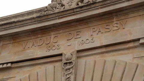 Close up of the Bir Hakeim bridge and the Viaduc de Passy in Paris Stock Footage 106356548