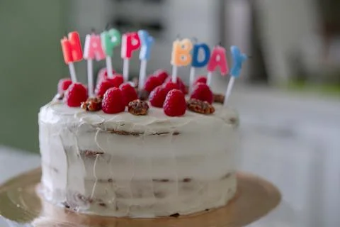 Close up birthday cake decorated with raspberry and pecan nuts. Foto stock