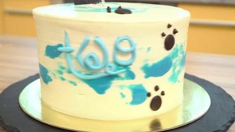 Close-up: biscuit cream in the form of a spiral on the cake. Chocolate sponge Stock Footage 87051569