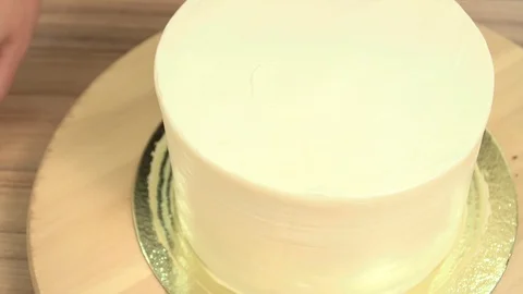Close-up: biscuit cream in the form of a spiral on the cake. Chocolate sponge Video stock 88090177