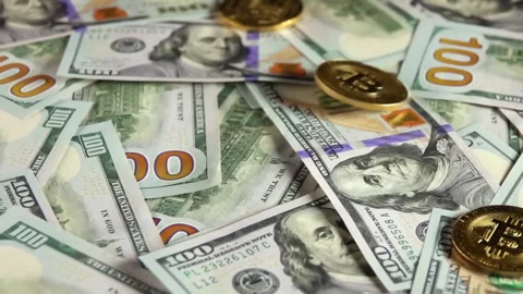 Close-up of Bitcoin coins on US dollar bills Vidéo 328286288
