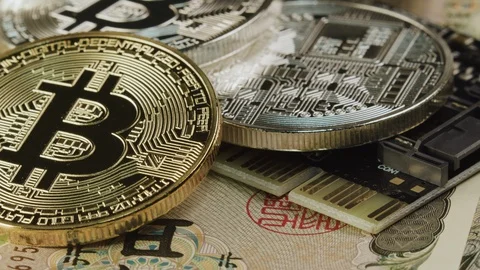 Close up of Bitcoin cryptocurrency next to Asic mining chip on asian JPY note 스톡 동영상 122327007