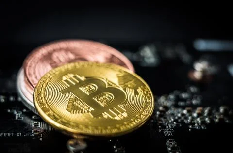 Close-up of bitcoins on microcircuit Foto stock