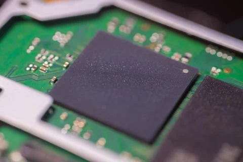 Close up of black integrated circuit chips mounted on green printed circuit.. Stock-Fotos