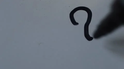 Close-up black marker draw a question mark on paper with copyspace. 库存影片 221888526