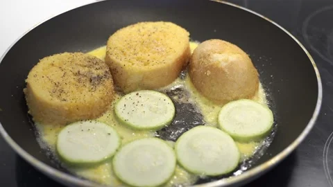 Close-up in a black pan with a non-stick coating fried bread croutons and eggs Stock Footage 201876988