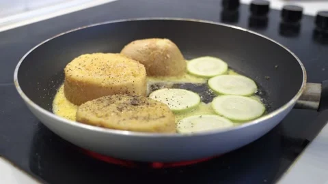 Close-up in a black pan with a non-stick coating fried bread croutons and eggs Stock Footage 201877042