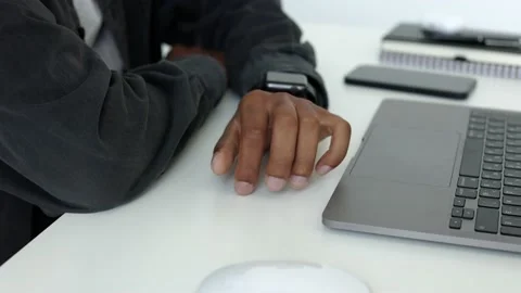 Close up of black skinned man hand that anxiously taps her desk with him fingers Video stock 196127178