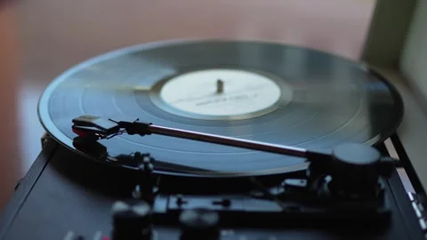 Close up of black vinyl record spinning on vintage turntable record player 库存影片 341341465