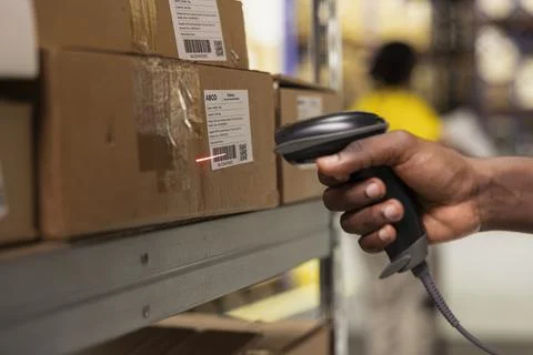 Close up of black worker scanning the barcode awb tags on cargo boxes Foto stock