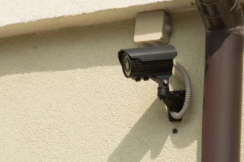 Close-up blacksecurity surveillance camera on the wall of a apartment house. Foto stock