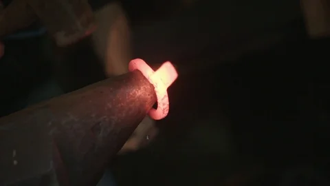Close up of blacksmith shaping hot metal Stockbeeldmateriaal 89327707